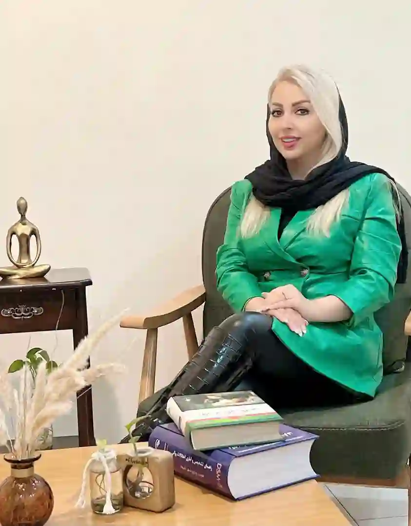 دکتر روانشناس آزاده ایزد