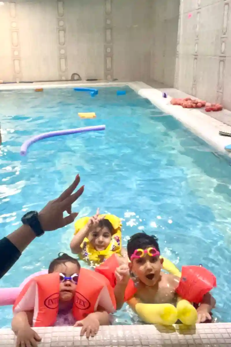 آموزش تخصصی شنا دختران و پسران کمندی