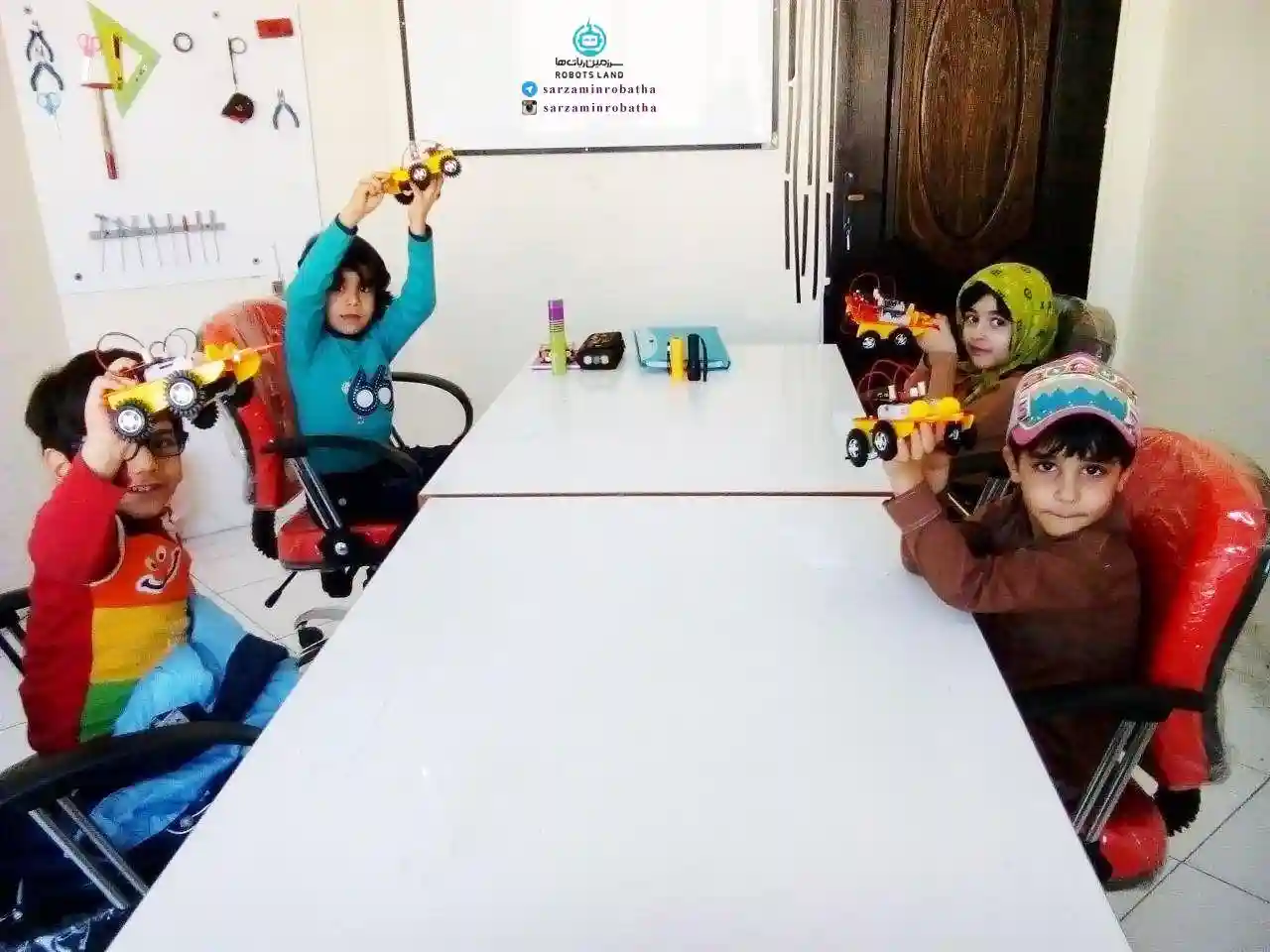 موسسه خلاق سرزمین ربات ها