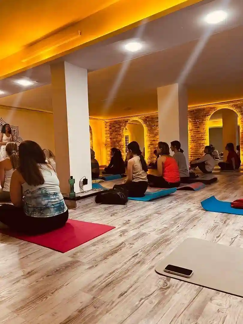 مرکز یوگا (استودیو نیروانا)